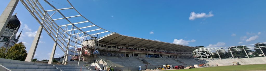 Blick auf die neue Südtribüne im Heinz-Steyer-Stadion