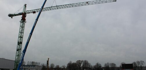 Aufbau des 47 Meter hohen Baukrans mit 60 Meter langen Ausleger, bewegt bis zu 10 Tonnen