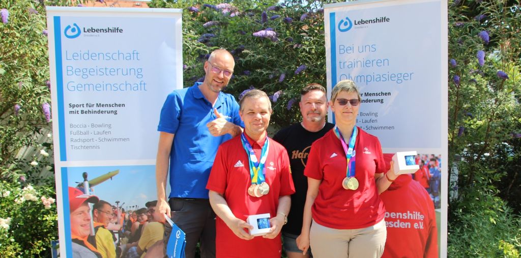 So sehen Sieger aus: die Dresdner Special-Olympics-Teilnehmenden Dörte Leistikow und Frank Schürmann mit ihren Medaillen