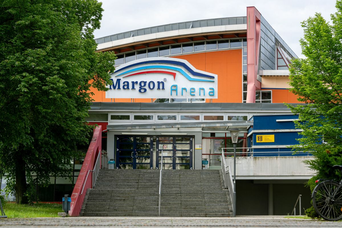 Eingangsbereich der Margon Arena von der Bodenabcher Straße aus