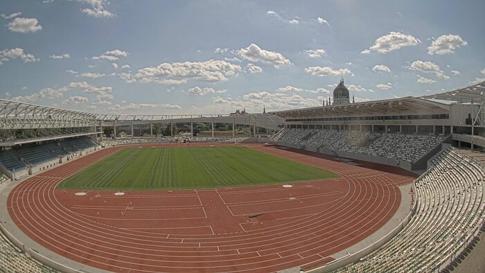 Stadion-Infield mit Leichtathletikanlagen und Rasenspielfeld