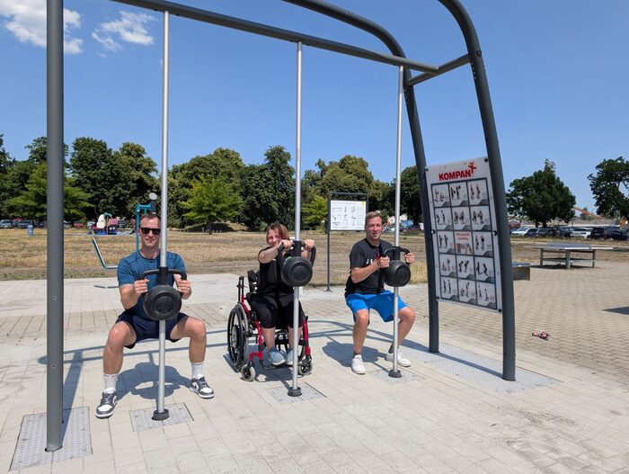 sport- und bewegungsbegeisterte Menschen können an unterschiedlichen Fitnessgeräten trainieren