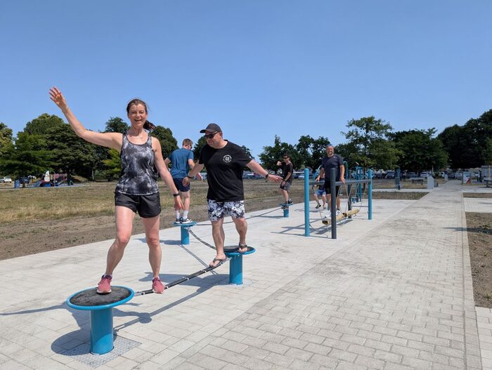 sport- und bewegungsbegeisterte Menschen können an unterschiedlichen Fitnessgeräten trainieren