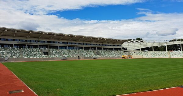 Infield mit Rasenplatz