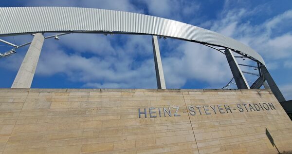 Hochwasserschutzmauer mit Schriftzug Heinz-Steyer-Stadion neben Marathontor an der Pieschener Allee