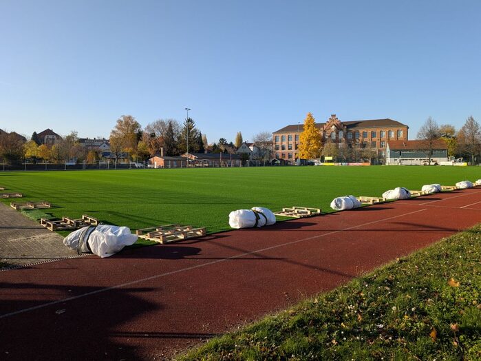 Anfang November 2025 wurden 7000 m² Kunstrasen verlegt