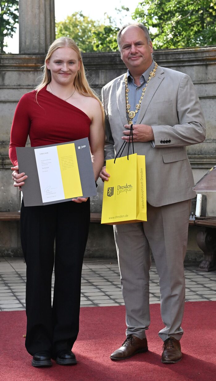 Kanutin Nele Reinwardt (links) erhielt von Oberbürgermeister Dirk Hilbert den Sportförderpreis