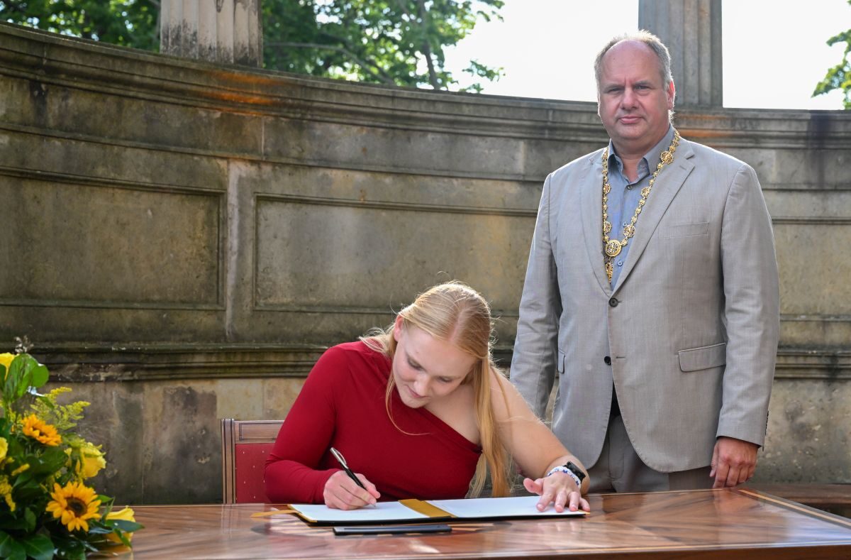 Kanutin Nele Reinwardt wurde mit dem Sportförderpreis von Oberbürgermeister Dirk Hilbert ausgezeichnet