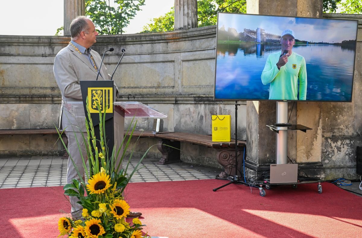 Kanute Tom Liebscher war nicht vor Ort und wurde per Video für ein Gespräch mit Oberbürgermeister Dirk Hilbert (links)zugeschaltet