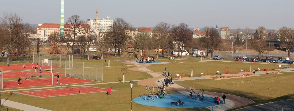 Eingangsbereich Sportpark Ostra an der Pieschener Allee mit zahlreichen Sport-, Spiel- und Bewegungsmöglichkeiten
