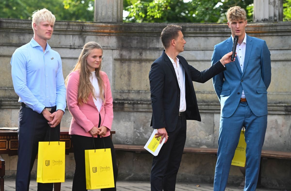 Drei der Dresdner Stipendiaten: Kanute Tobias Hammer (links), Futsalspielerin Anna Wettin und Ruderer Felix Krones (rechts) im Gespräch mit Moderator Torsten Püschel (2.v.r.)