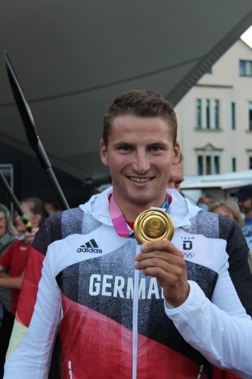 Stolz präsentiert Tom Liebscher seine Goldmedaille
