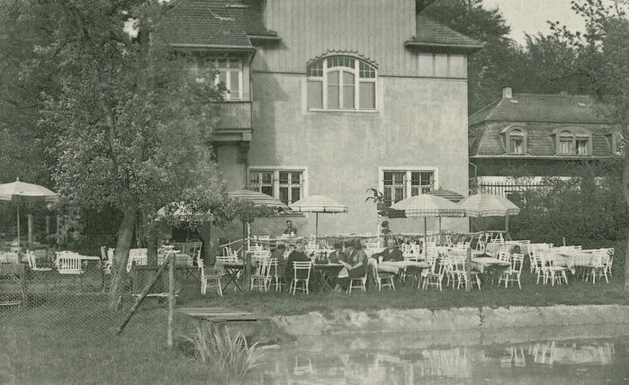 Sommerfrische am Fischbecken – Die Heidegaststätte „Fischhaus“. Historische Ansichtskarte, Verlag Otto John, 1938