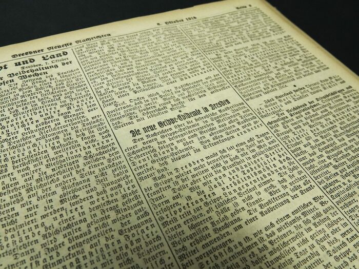 Die Zeitung Dresdner Neueste Nachrichten vom 8. Oktober 1918 berichtet über das Auftreten einer neuartigen Grippe