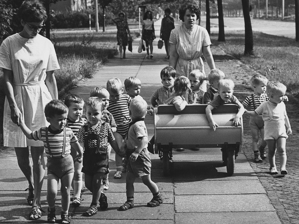Spaziergang der Kindergrippe auf der Dürerstraße, 1969