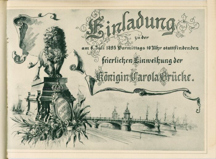Einladungskarte der Stadt Dresden zur Einweihung der Carolabrücke am 6. Juli 1895. Neben dem Einladungstext ist im Hintergrund die Carolabrücke zu sehen. Im Vordergrund ist ein Löwe auf einem Sockel zu sehen.