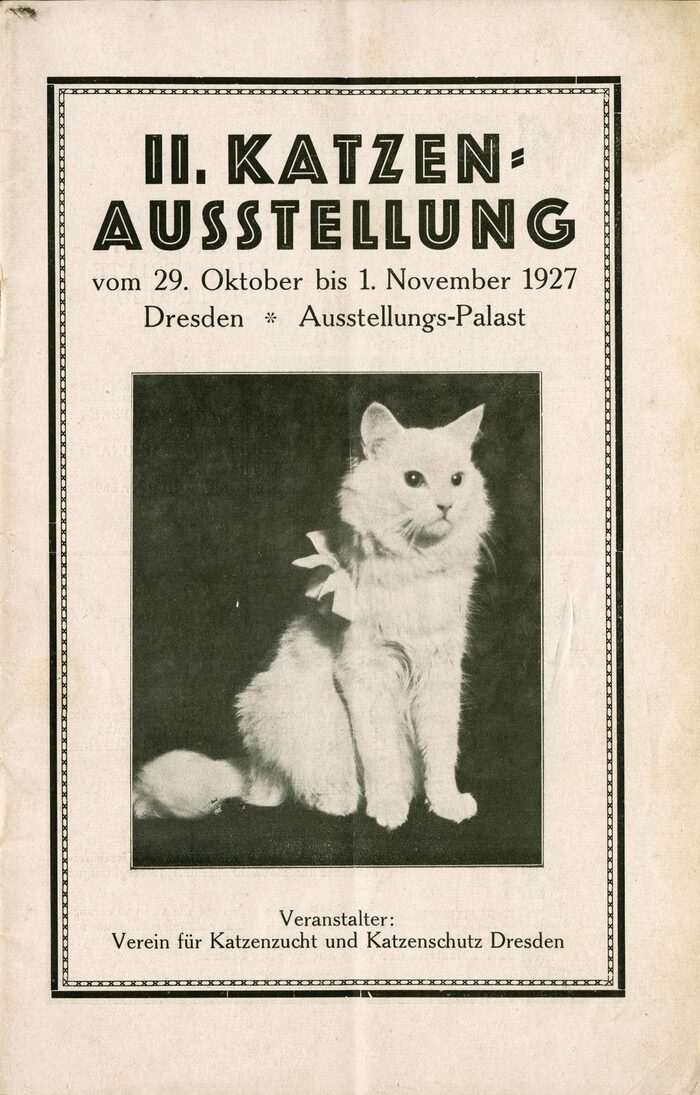 Ausstellungskatalog zur zweiten Katzenausstellung in Dresden vom 29. Oktober bis 1. November 1927. Zu sehen ist eine weiße Katze auf schwarzen Hintergrund