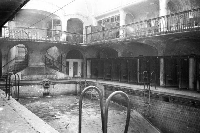 Einblick in das sanierungsbedürftige Güntzbad im Jahr 1955.