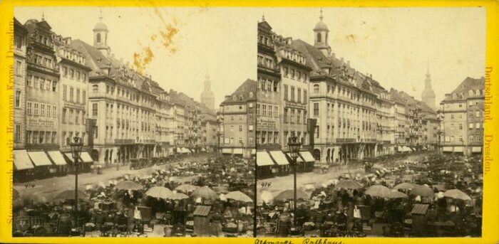 Blick vom Altmarkt auf das Markttreiben und das Altstädter Rathaus. Stereographisches Institut Hermann Krone, Dresden, um 1865.