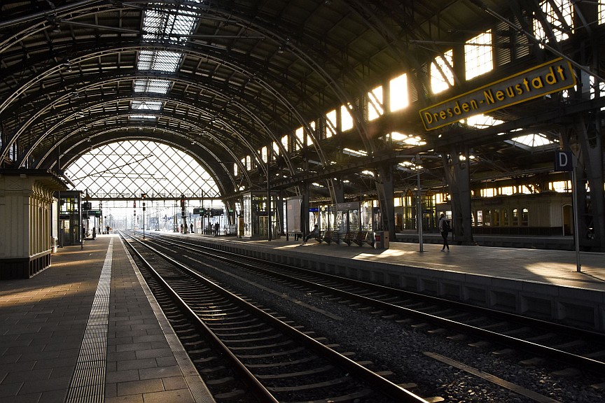 Kaum Fahrgäste auf dem Bahnhof Dresden Neustadt
