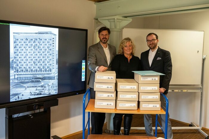 Übergabe der Unterlagen vom Hotel Pullman Dresden Newa, v.l.n.r. Daniel Schlomann, Marion Kittel, Adrian Anger