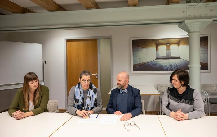 Dr. Bianca Gleiniger, Dr. Claudia Schlüter, Prof. Thomas Kübler und Maria Morstein bei der Vertragsunterzeichnung