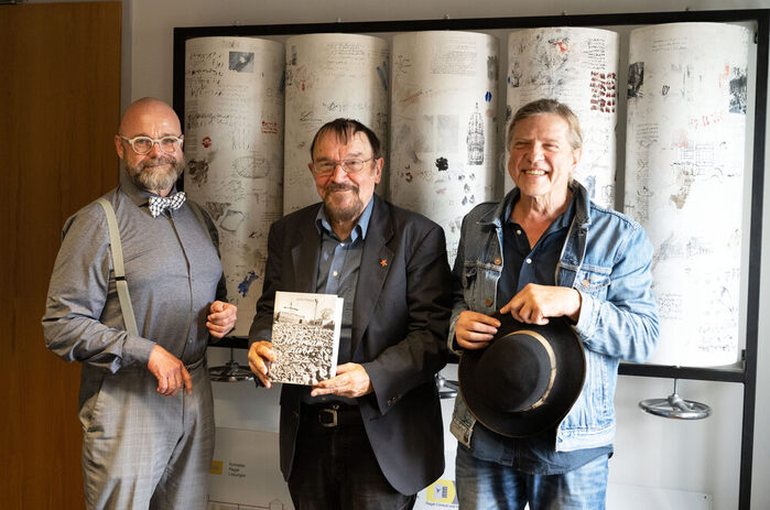 Übergabe der Lebenserinnerungen; v.l.n.r.: Prof. Thomas Kübler, Bernd Rump, Detlef Hutschenreuther