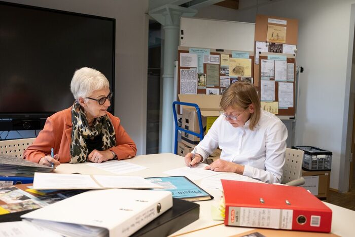 Übergabe des Bestandes zur Geschichte der Physiotherapie; Brigitte Böttcher und Carola Schauer