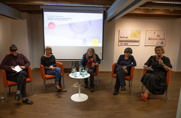 Podiumsdiskussion: v.l.n.r.: Susanne Salzmann, Kerstin Arnold, Jayne Ann Igel, Cynthia Schwab