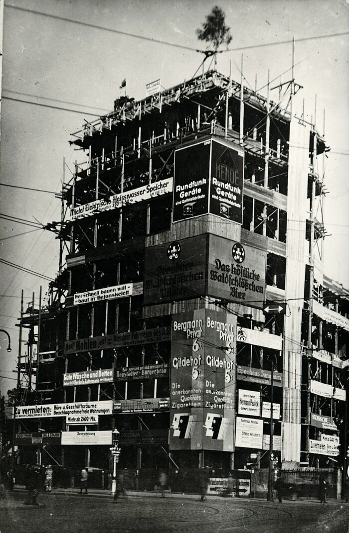 Das Stahlbetonskelett des Hochhauses am Albertplatz, 1929
