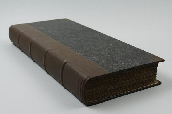 Der Bucheinband nach der Restaurierung