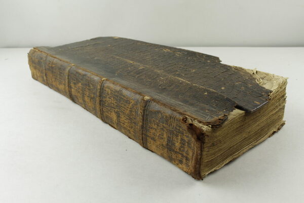 Bucheinband gebrochen und beschädigt