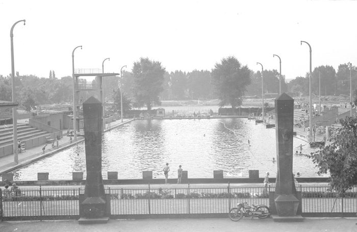 Blick auf das Arnholdbad, 1950