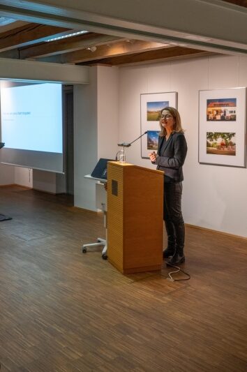 Bürgermeisterin Annekatrin Klepsch bei der Eröffnung der Ausstellung "Stadtbildfotografie"