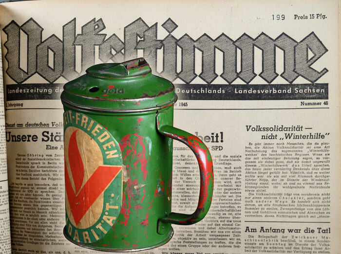 Historische Spendendose der Volkssolidarität vor der Landeszeitung der Sozialdemokratischen Partei Deutschlands „Volksstimme“ vom 04.11.1945