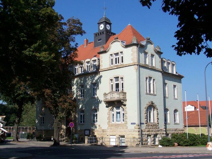 Das Foto zeigt eine Außenansicht des Rathaus Klotzsche