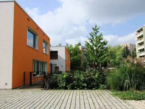 link: Integrationskindertagesstätte Prohliser Spatzennest, rechts Blick in den angrenzenden Garten