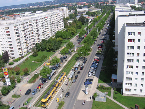 Blick aus der 17. Etage auf die Prohliser Allee mit Autos und Straßenbahn, rechts und links Hochhäuser
