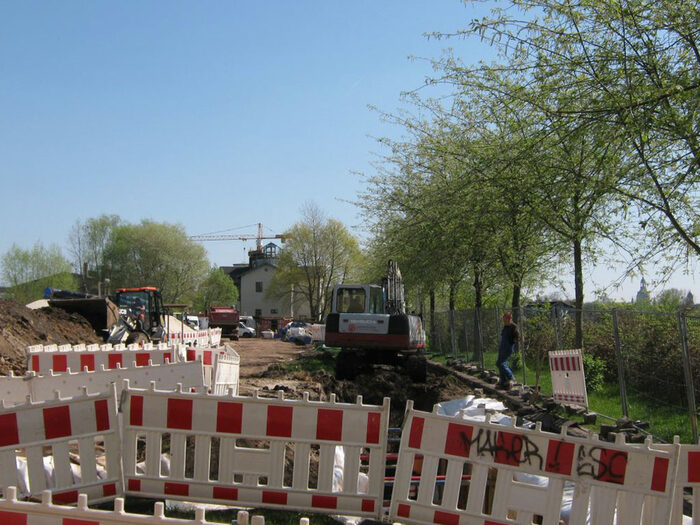 Im Bild ist die Baustelle zur Baumaßnahme zur Fernwärmehaupttrasse Pieschen mit Dükerung der Elbe.