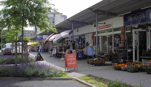 Das Bild zeigt die eingeschossige Ladenzeile an der südlichen Reißiger Straße als Beispiel für integrierte Nahversorgungsstrukturen im Gebiet Johannstadt und Pirnaische Vorstadt.