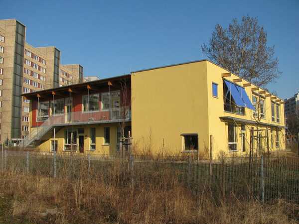 Das Bild zeigt eine neu errichtete KiTa an der Hopfgartenstraße als Beispiel für die noch nicht abgeschlossene Ergänzung und Modernisierung von Einrichtungen und Treffpunken für Kinder und Jugendliche.