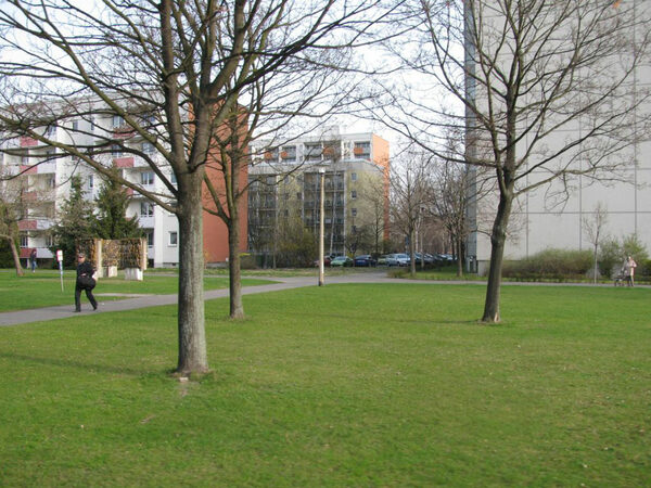 Das Bild zeigt einen Abschnitt des Grüngürtels entlang der Striesener Straße, auf dem sowohl die Anlage eines Rad- und Fußweges als auch eine ökologische und wohnumfeldgerechte Freiraumgestaltung geplant sind.