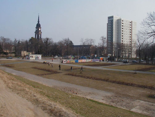 Das Bild zeigt den Skatepark auf dem Gelände des ehemaligen VEB Kommunales Plattenwerk unweit der Trinitatiskirche, der voraussichtlich einer zukünftigen Bebauung wird weichen müssen.