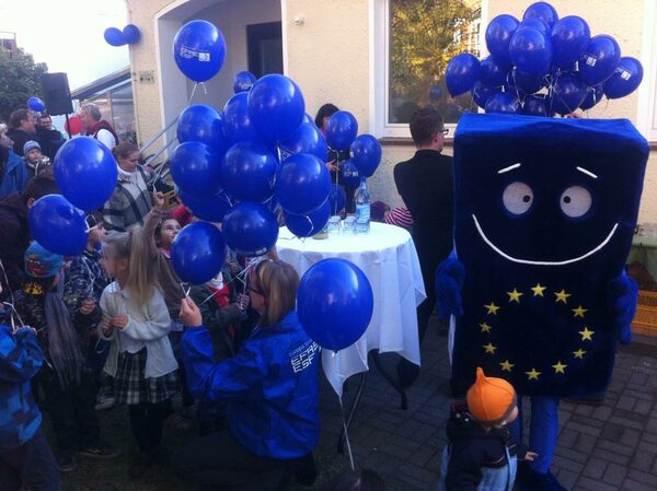 Eröffnungsfest am 17. Oktober 2012 mit vielen Blauen Luftballons und einer verkleideten Person als blauer EURO-EMIL