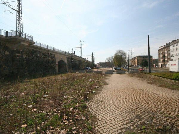 Das Bild zeigt die ehemals ungeordneten Platzflächen am Bahnhof Mitte