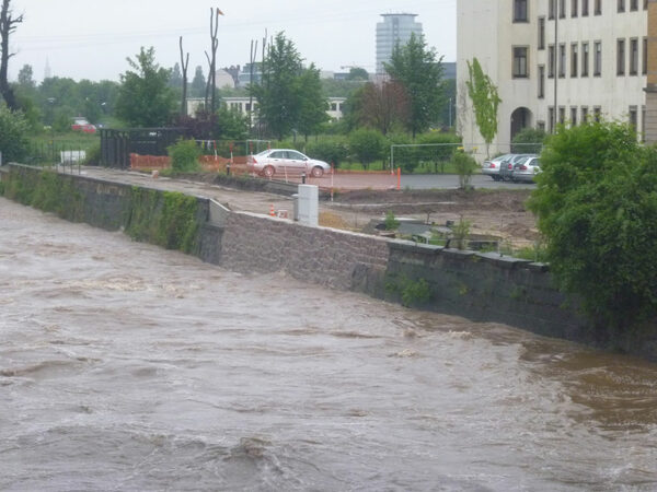 Die Baustelle der Floßhof-Terrassen während des Junihochwassers 2013