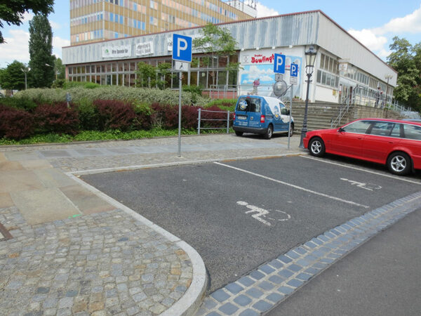 Behindertenparkplätze am Beginn Schützengasse vom Wettiner Platz aus gesehen