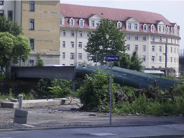 Das Bild zeigt die verunstaltende Wirkung der alten Fernwärmeleitung, die über eine Medienbrücke die Weißeritz querte.