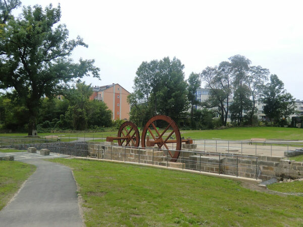 Mühlradnachbildungen im fertig gestellten Stadtpark Pulvermühle