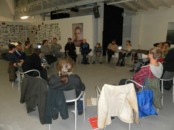 Das Bild zeigt die internationalen Künstler, die sich während eines Workshops auf die 1. Umsetzungsphase vorbereiten